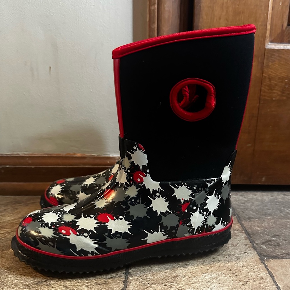 Boys red and black rain boots. Rubber bottoms and neoprene upper. Size 2/3 boys